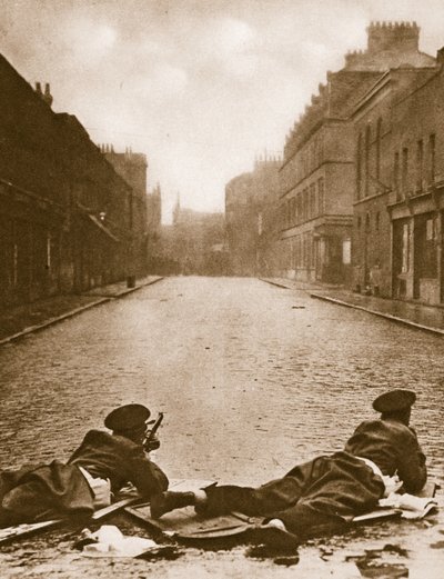 Guardie scozzesi di guardia a Sydney Street, 1911 da English Photographer